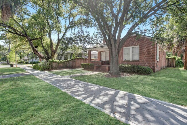 Foto del edificio - Fully furnished 4 bedroom/ 2 bathroom home...