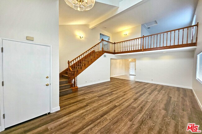 Foto del edificio - 7556 Thousand Oaks Dr