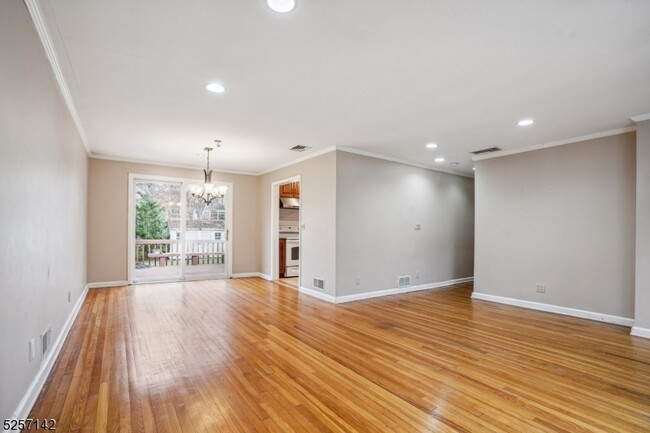 Building Photo - 10 Macopin Dr