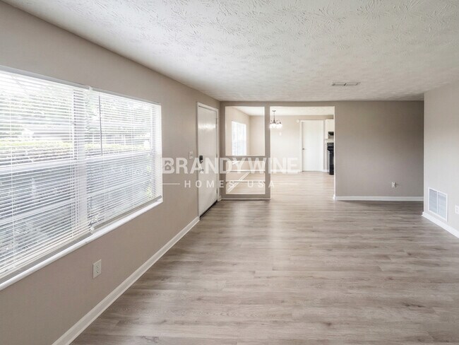 Foto del edificio - 8409 Red Holly Ln