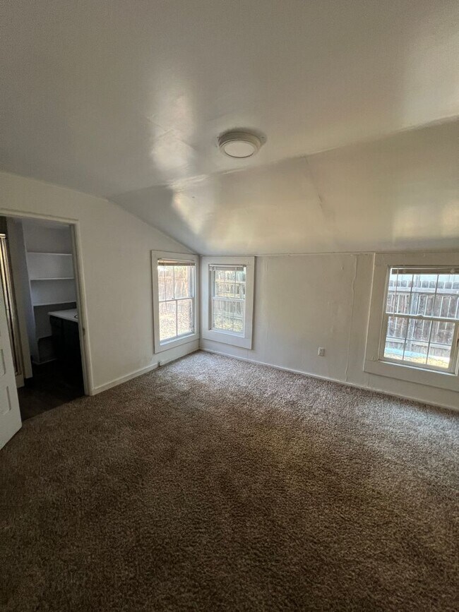 Building Photo - Charming 3BR/2BA House with Central Locati...