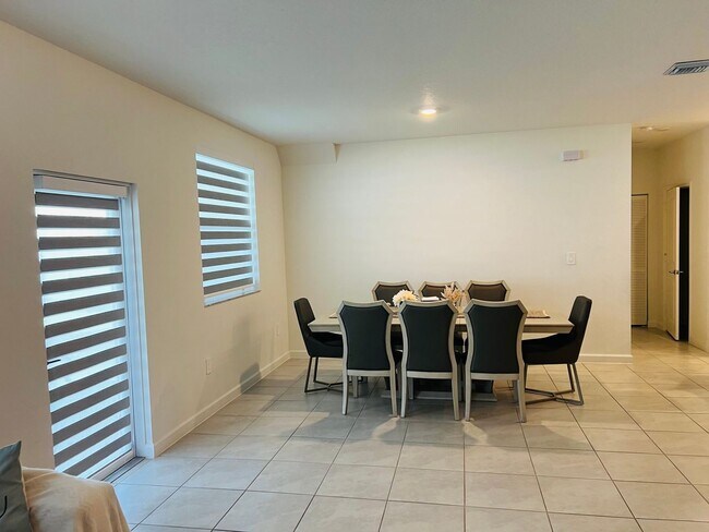 Building Photo - 5 Bedroom Single Family Home in Miami