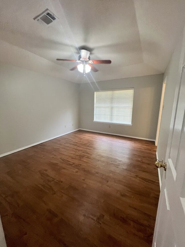 Building Photo - Charming 3 bed 2 bath with fenced yard