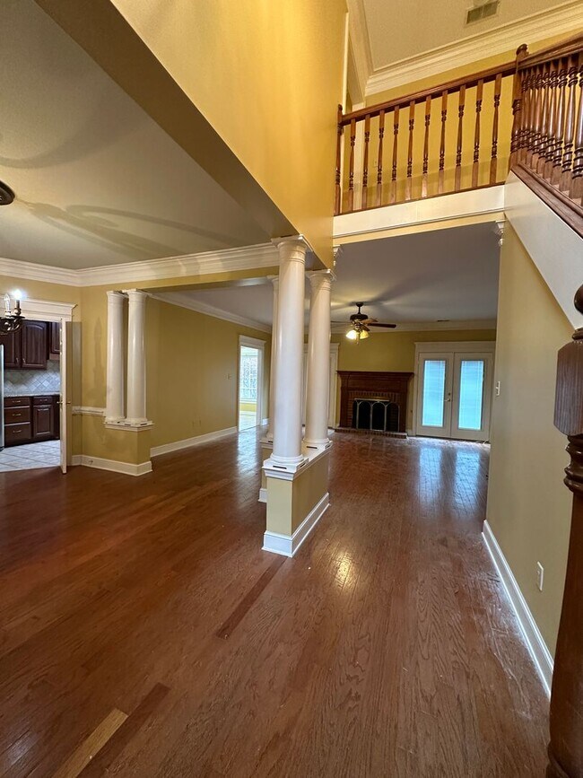 Foto del edificio - All Wood and Tile Flooring- NO CARPET- loc...