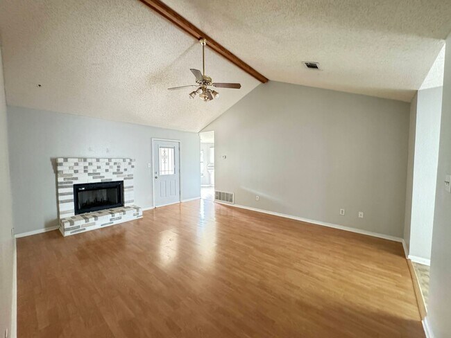Building Photo - $500 GIFT CARD with 1 yr lease!!