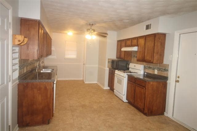 Building Photo - 802 Sequoia Dr