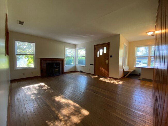 Building Photo - Available August 14th, 2026!