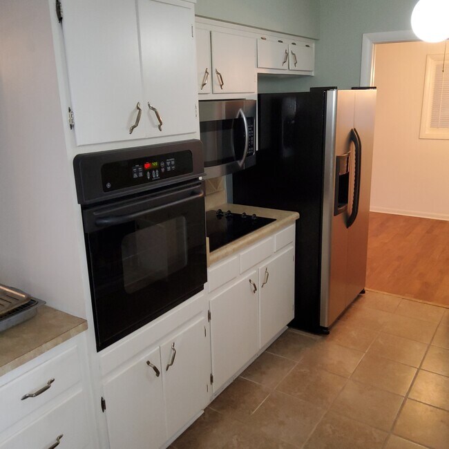 Building Photo - 220 Debra Ct