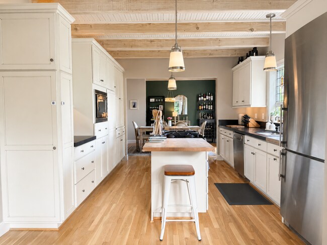 Foto del edificio - Elegant French Country Home with Lake Washington & Mount Rainier Views