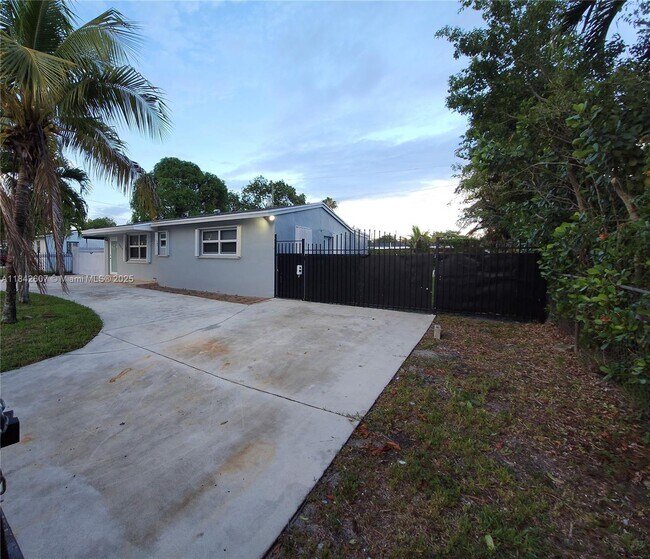 Foto del edificio - 19015 NW 44th Ct