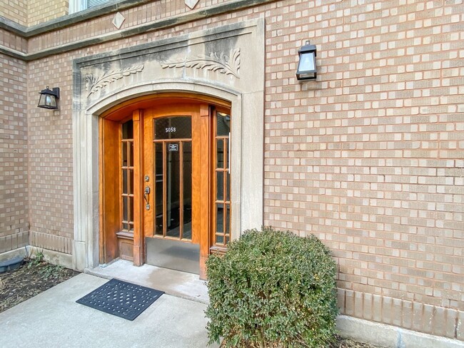 Building Photo - 5058 N Claremont Ave