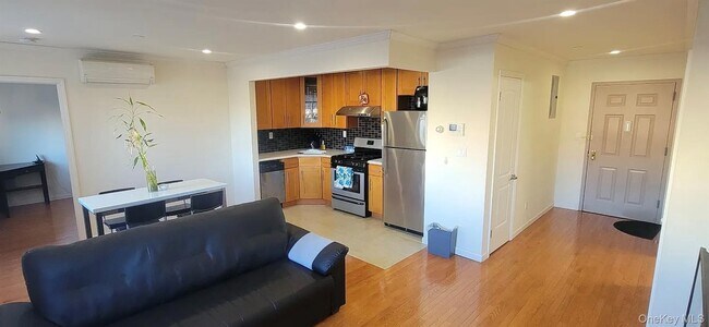 Foto del edificio - 64-73-73 Austin St