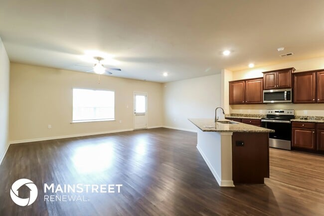 Building Photo - 585 Clover Cir