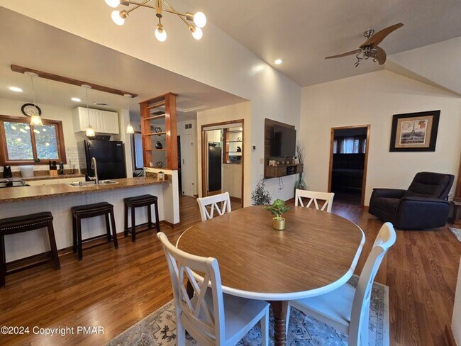 Foto del edificio - Beautiful townhouse across from Shawnee Mountain Ski Area