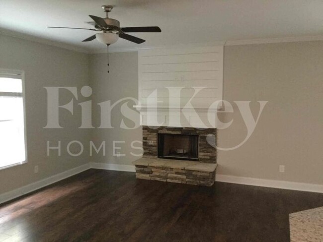Building Photo - 18 E Newnan Rd