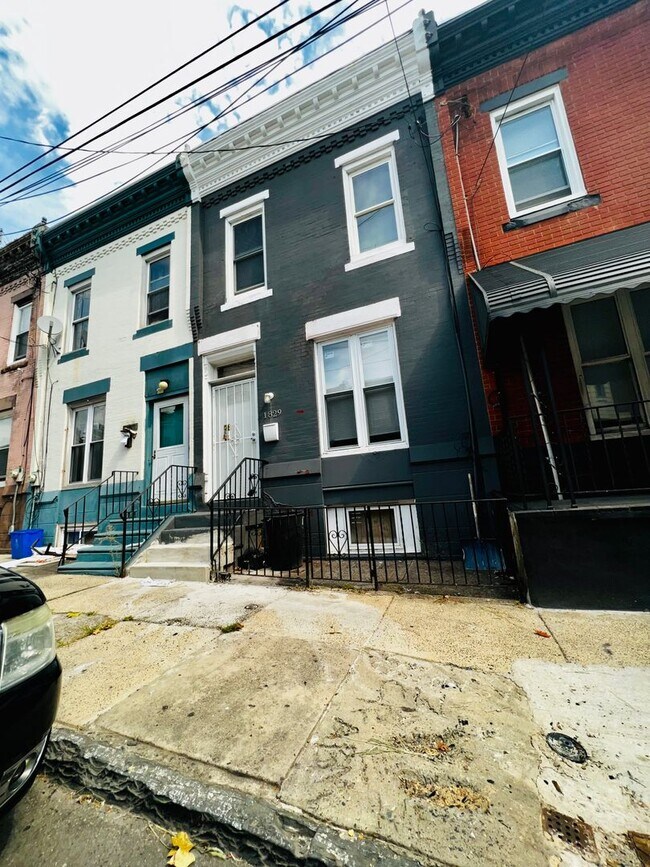 Foto del edificio - Must See Three Bedroom w/ 1.5 Baths & Wash...