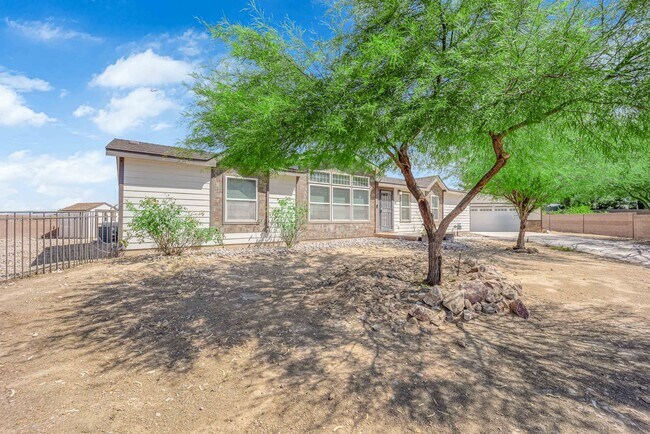Building Photo - Single-Level Living with Giant Garage & Ba...