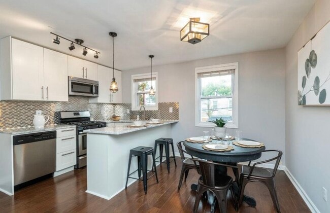Kitchen / Dining - 1330 W 37th St