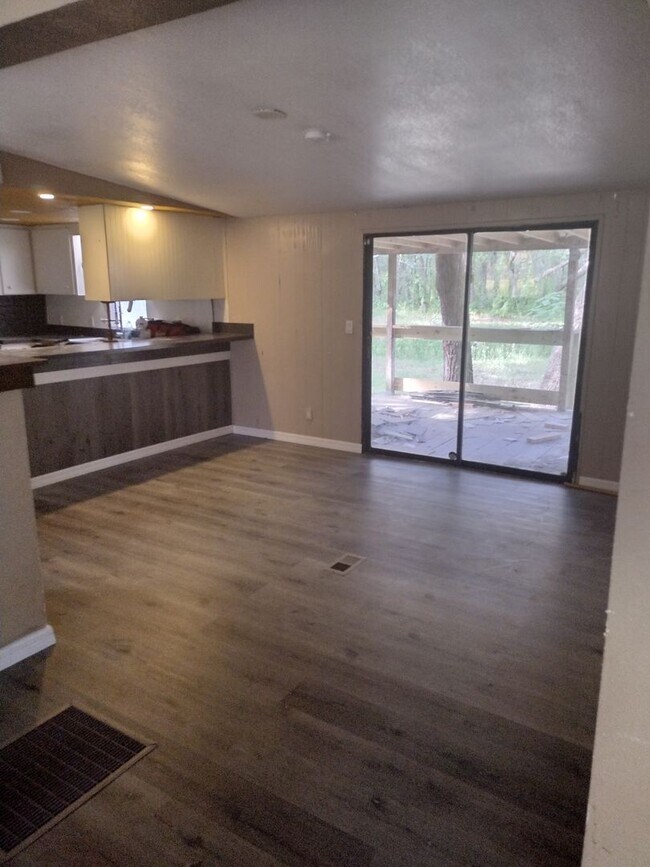 Building Photo - 3 bedroom 2 bathroom Home on 2 1/5 acres