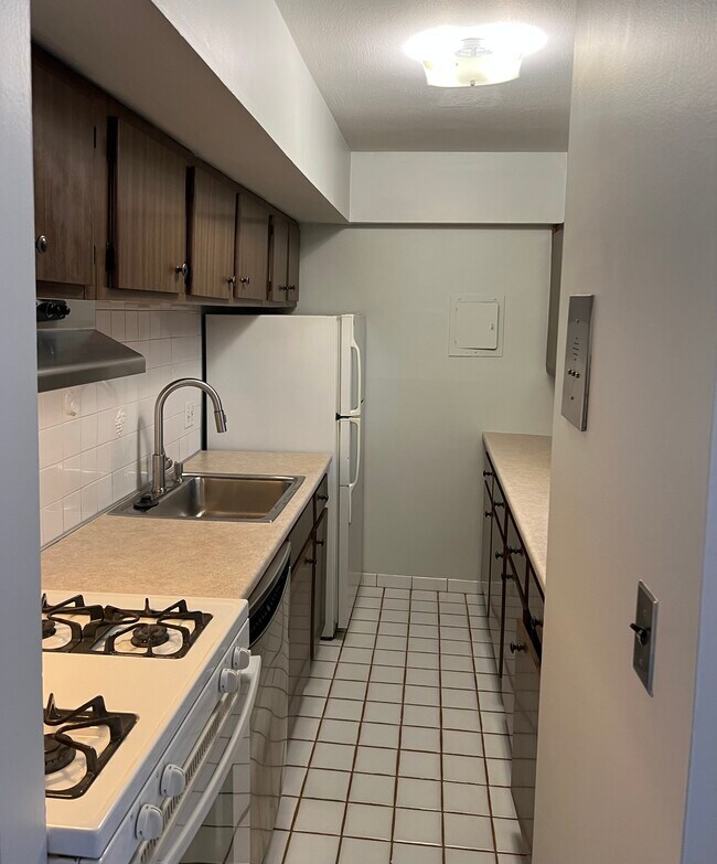 Kitchen - 14 Longwood Dr