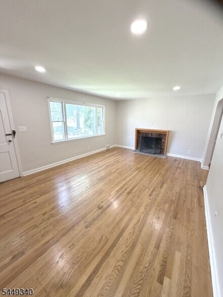Foto del edificio - 22 Springbrook Rd