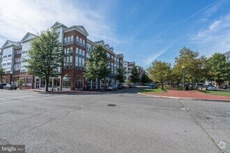 Building Photo - 4950 Brenman Park Dr
