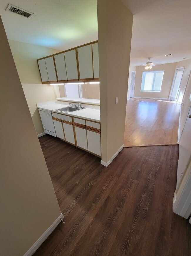 Foto del edificio - College Station - 4 bedroom / 4 bath / 3rd story condo / Pool on site.