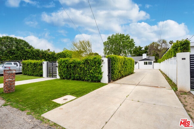 Building Photo - 22937 Dolorosa St