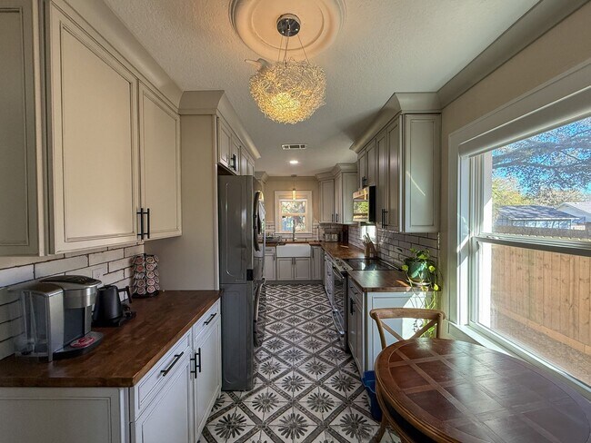 Foto del edificio - Beautifully Updated Cottage Near Downtown Pensacola with Massive Backyard + LAWN CARE INCLUDED!