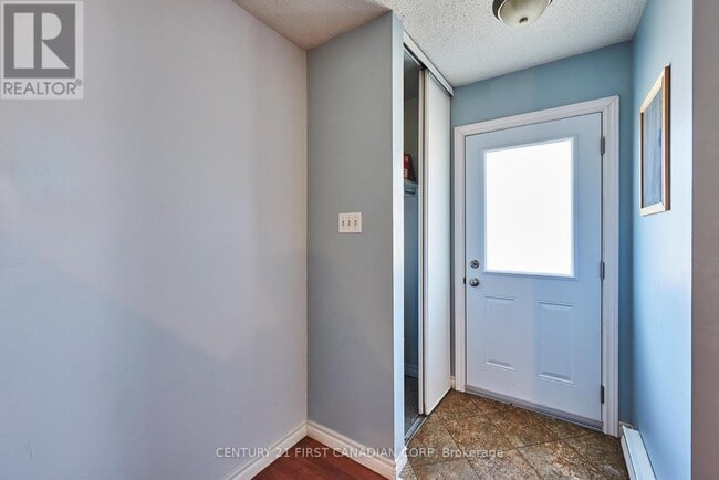 Photo du bâtiment - 311-311 Vesta Rd