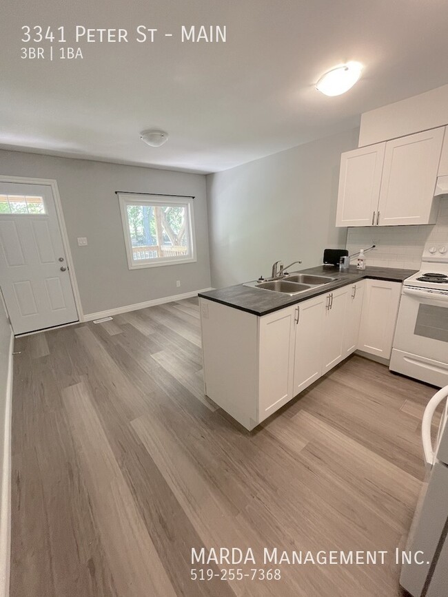 Building Photo - RENOVATED 3+1BEDROOM/1-BATH TOWNHOUSE IN W...