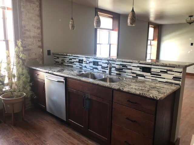 Building Photo - 320 S Main St