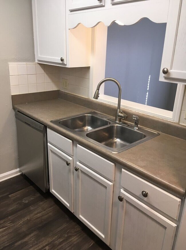 Building Photo - 615 Chickadee Dr