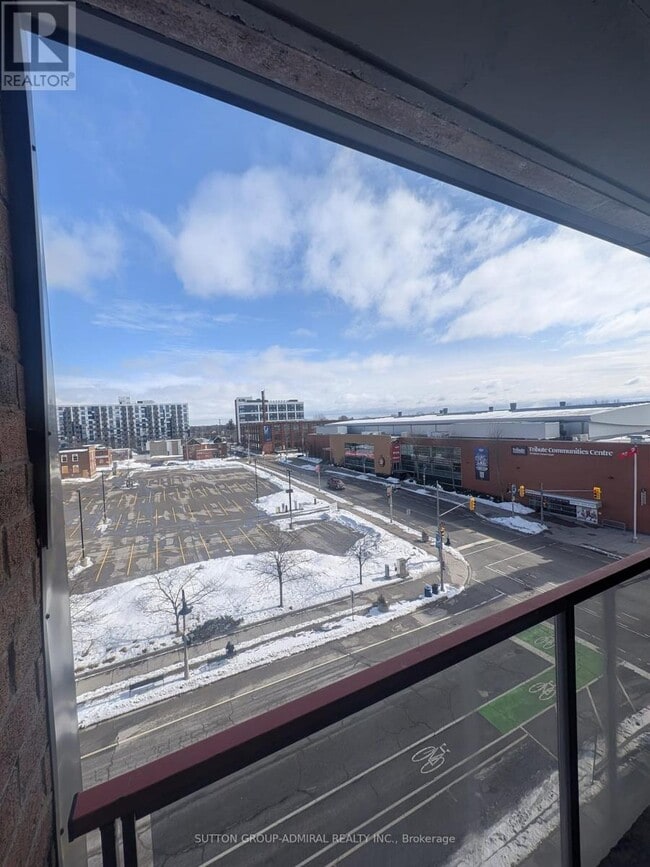 Building Photo - 80 Athol St E