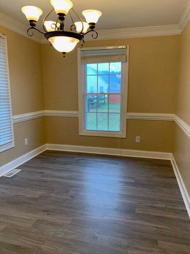 Building Photo - BEAUTIFUL FAMILY HOME