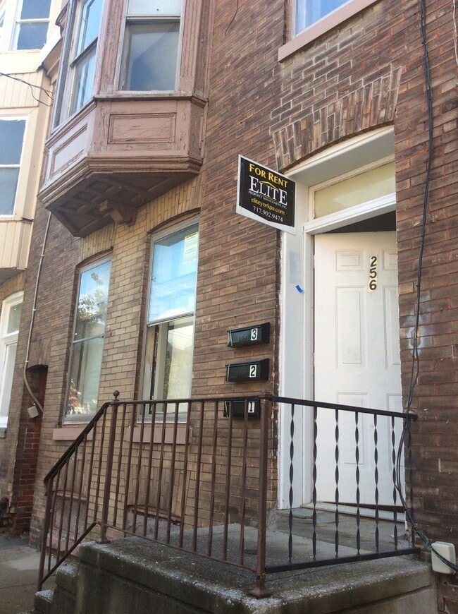 Building Photo - 256 E King St