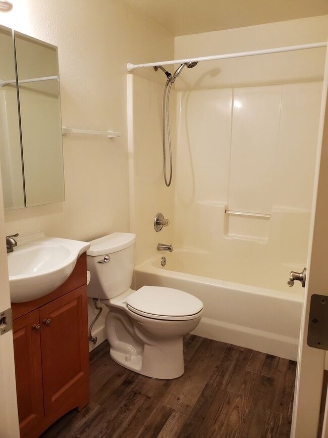 Building Photo - Single family ranch duplex. 3 bedrooms & 1...