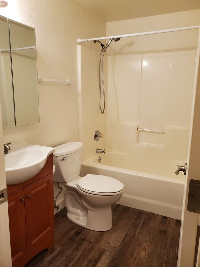 Foto del edificio - Single family ranch duplex. 3 bedrooms & 1...