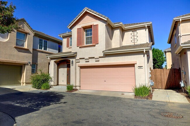 Building Photo - Experience the Best of Lincoln Crossing Li...