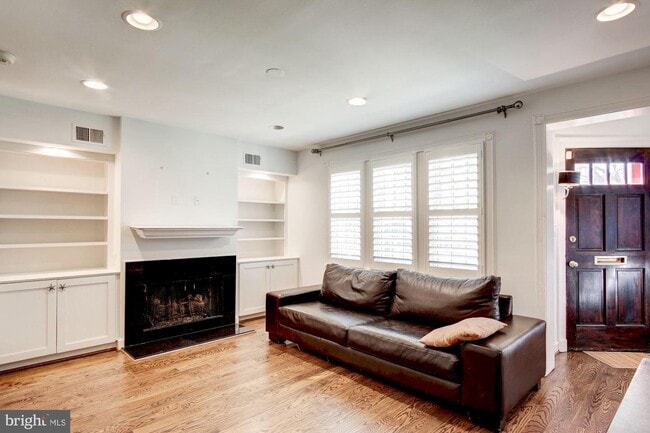 Building Photo - 4463 Greenwich Pkwy NW