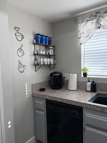 Foto del edificio - 48939 Eisenhower Dr