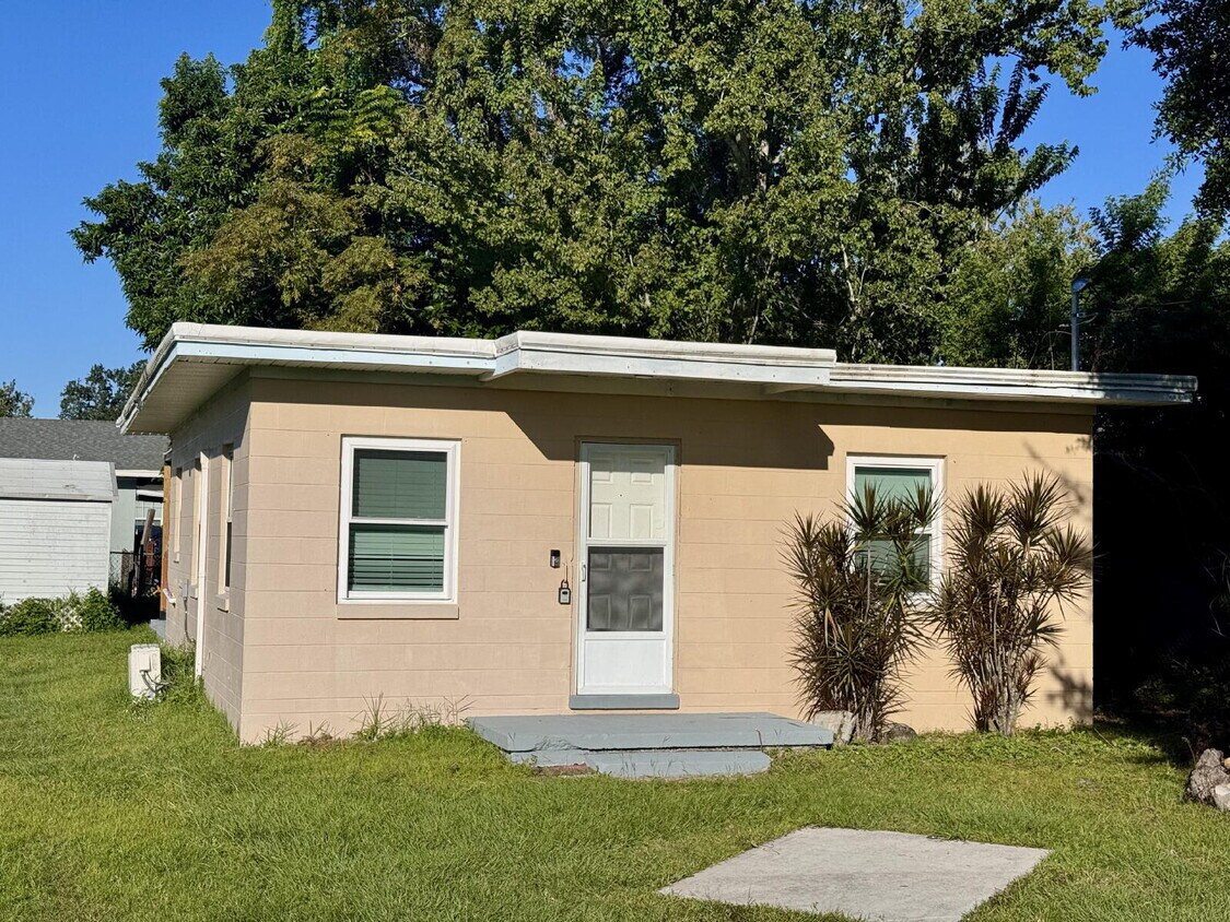 Foto principal - Fully Renovated 2BR Home Near Downtown Win...