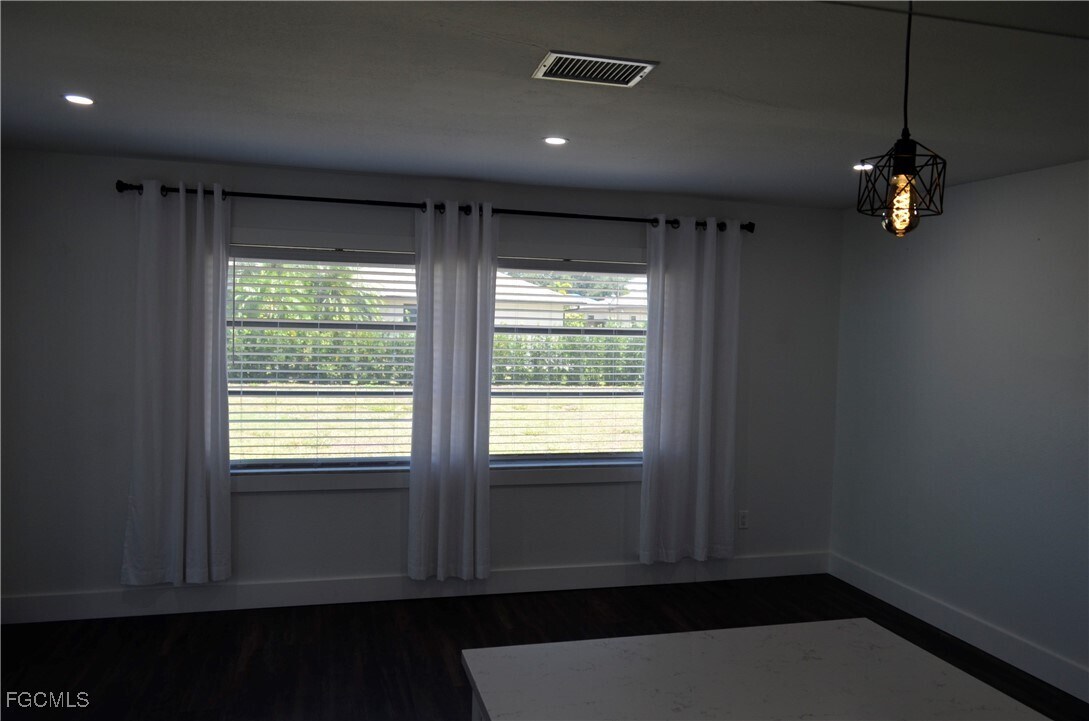 Foto principal - 701 SE 36th St