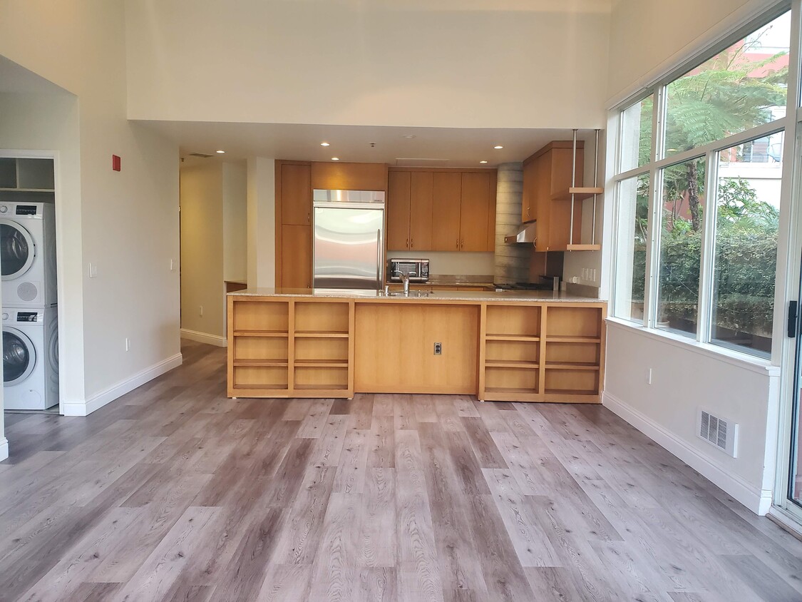 Foto principal - 5855 Horton St