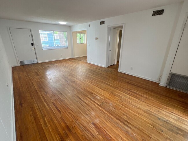 Building Photo - Nicely renovated 2 bedroom, 1 bathroom uni...