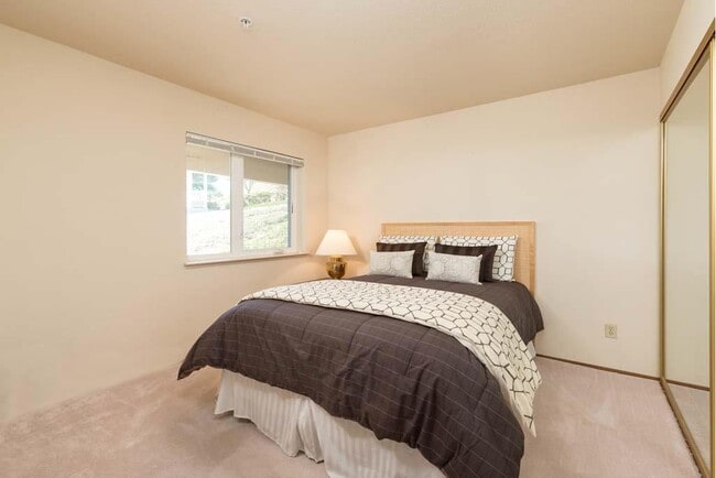 Building Photo - 725 Mountain View Dr