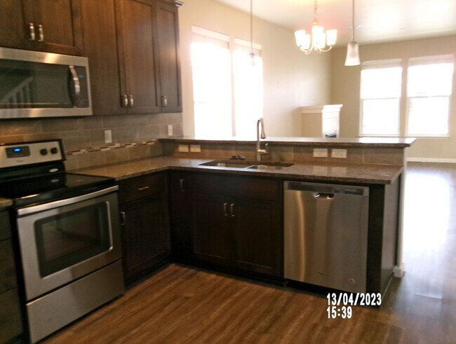 Foto del edificio - Edgewater Village--1050 Front Ave NE.