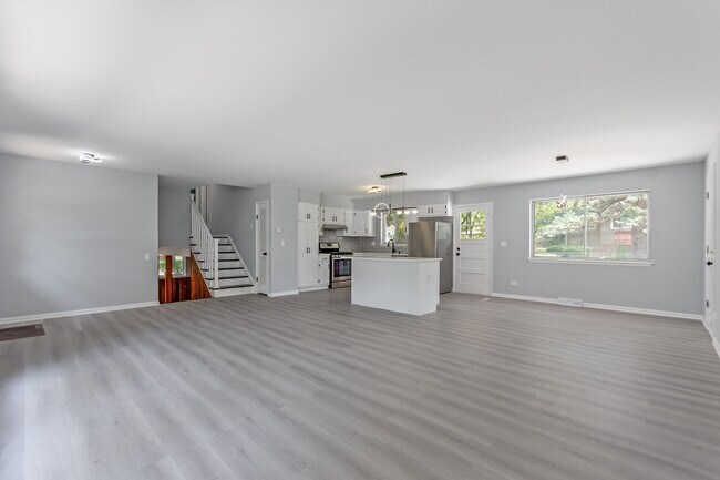 Building Photo - 6625 Westmoreland Dr