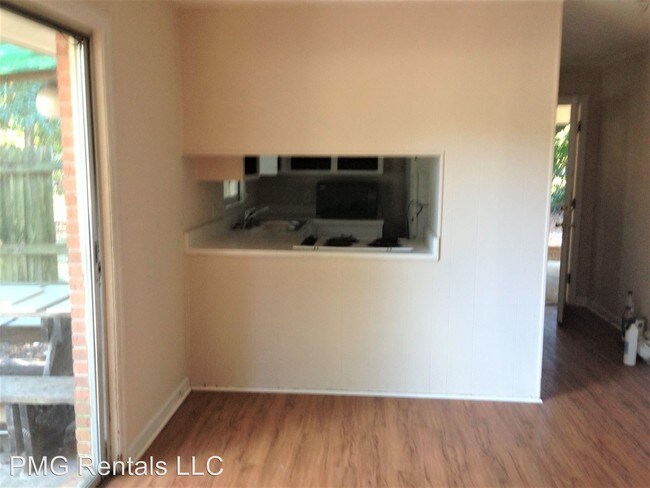 Building Photo - 3 br, 2 bath Room For Rent - 201 Faculty Blvd
