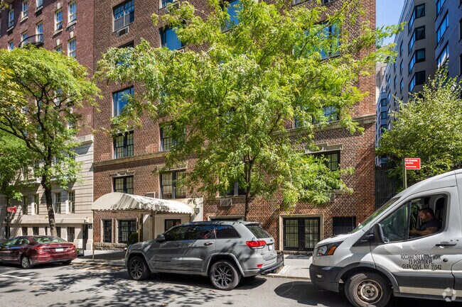 Building Photo - 139 E 66th St